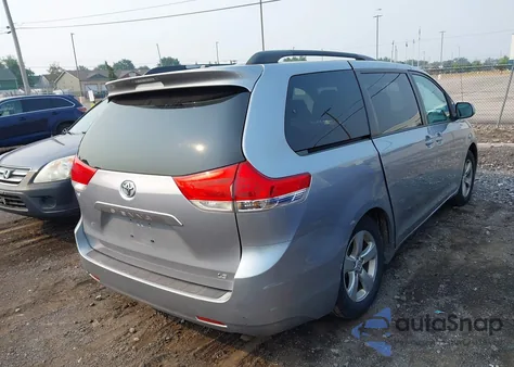 2013 Toyota Sienna Le z USA, uszkodzony, nr VIN 5TDKK3DC5DS360599